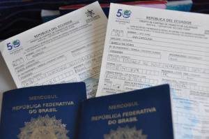 Ainda no aviãos, passaportes e formulários prontos para entrar em Galápagos, na ilha de San Cristóbal